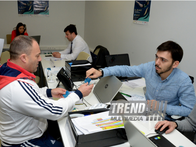 Делегации различных стран проходят аккредитацию на Кубок мира по прыжкам на батуте в Баку. Азербайджан, 3 март, 2016 